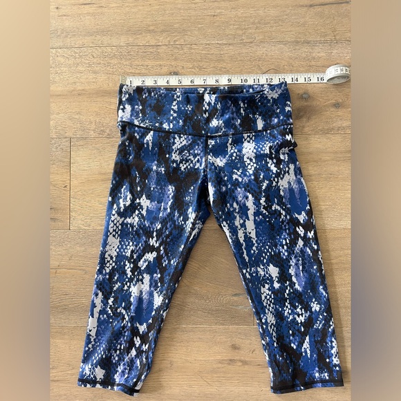 ALO YOGA Blue Snakeskin Print Workout Cropped Leggings - Picture 2 of 5